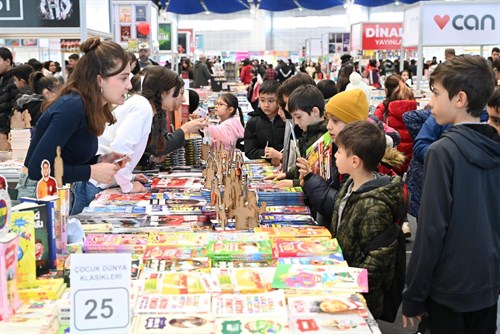 Öğrenciler: Bizi kitaplarla buluşturan başkanımıza teşekkür ederiz