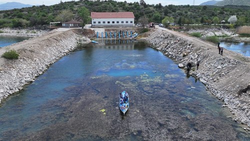 Isparta Belediyesi dalgıçları  gölde temizlik çalışması yaptı