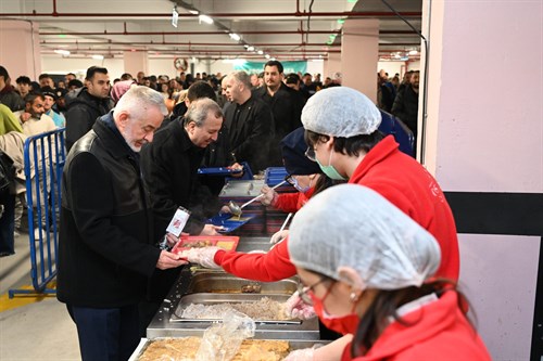 AK Parti teşkilatı, belediyenin iftar sofrasının konuğu oldu