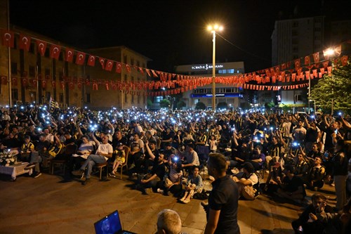 Isparta Belediyesi şampiyonluk maçı için dev ekran kurdu