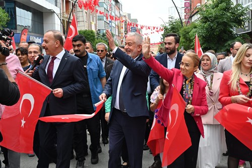 Uluslararası Isparta Gül Festivali görsel şölene dönüştü, cadde ve sokakları gül kokusu sardı
